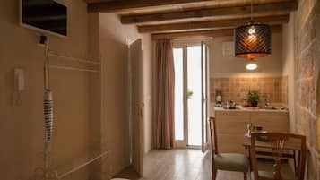 Appartamento Romantico (Vico dell'Erba 8) | Cucina privata | Frigorifero, microonde, macchina per tè/caffè, bollitore elettrico