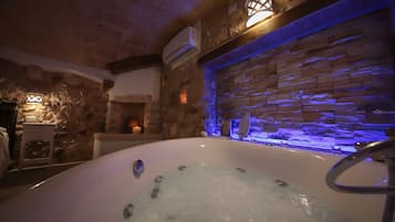 Romantic Duplex (Vico Amalfitana 47) | Private spa tub