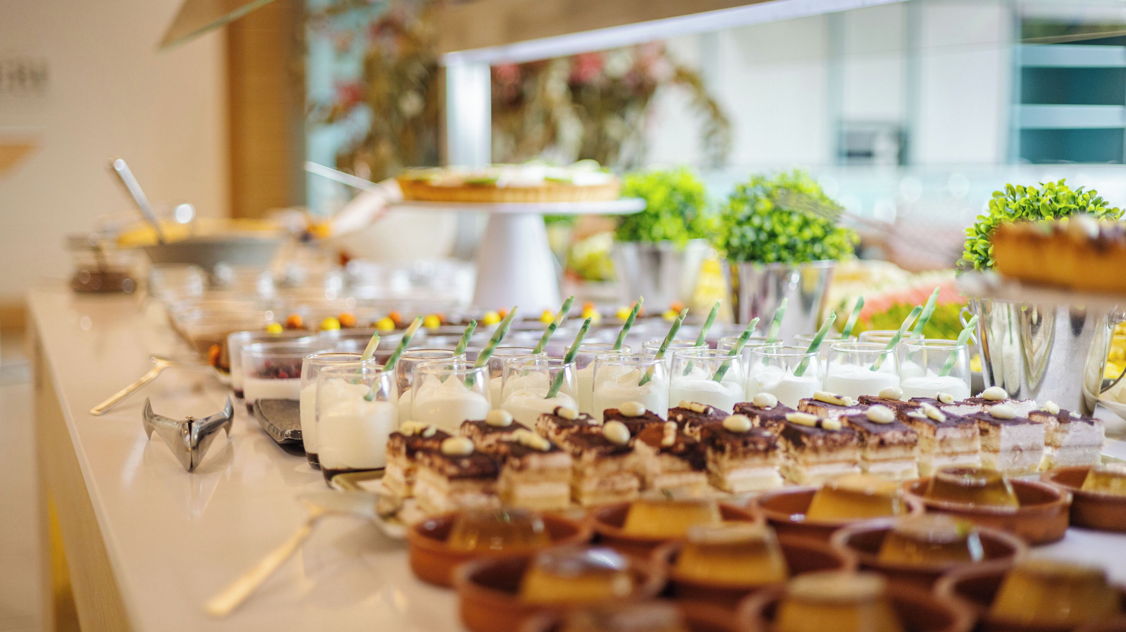 En buffet med diverse desserter og drikkevarer.
