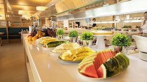 A buffet with various fruits and desserts. - Hotel Seth 55 Santo Tomas (Es Migjorn Gran)