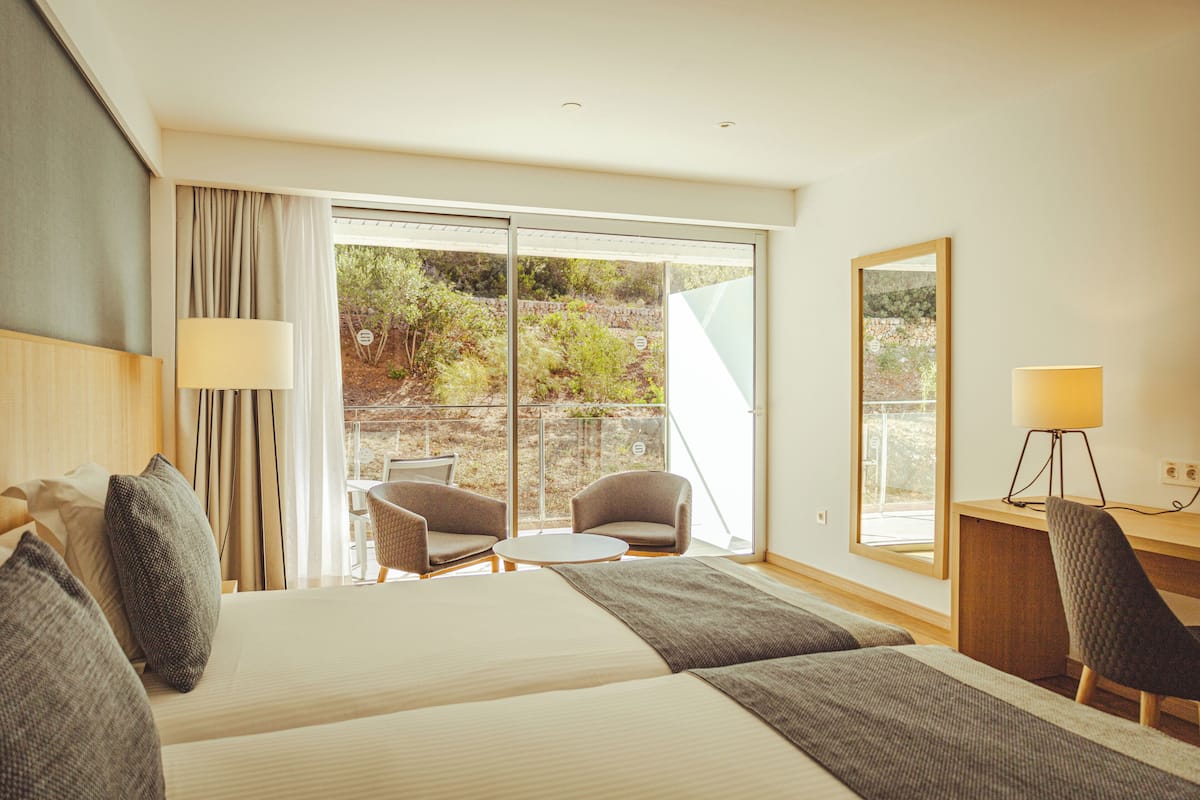 standard double room, balcony | 1 bedroom, minibar, in-room safe, desk