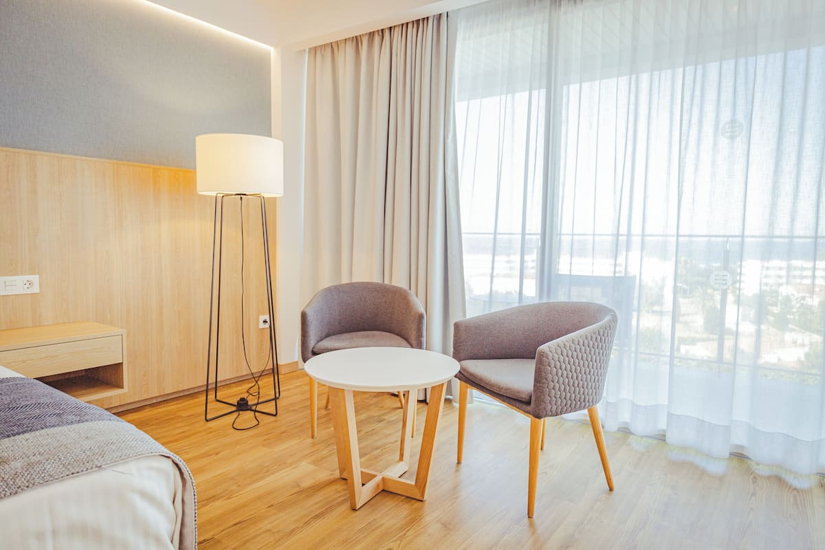 double room, balcony, pool view | 1 bedroom, minibar, in-room safe, desk