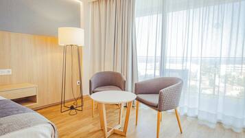 Kamar Double, balkon, pemandangan kolam renang | Minibar, brankas, meja kerja, dan ruang kerja ramah laptop