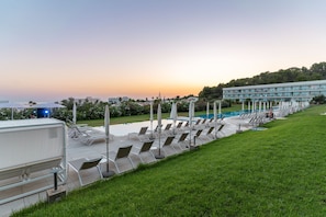 Innenpool, Außenpool, Sonnenschirme, Liegestühle
