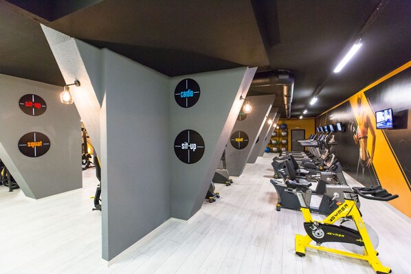A gym with cardio and squat stations, exercise bikes, and a TV on the wall. - Formback Thermal Hotel Bursa (Bursa)