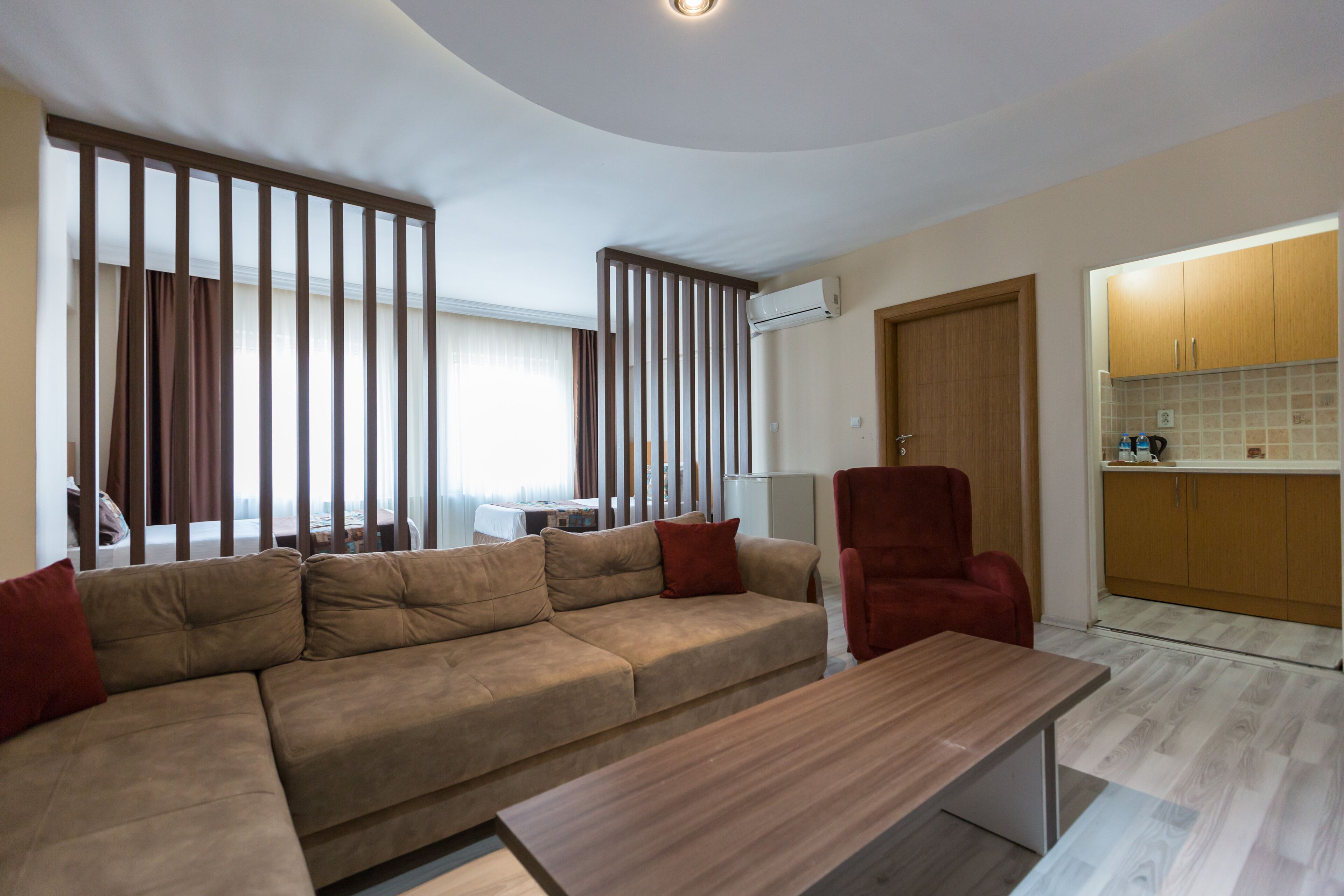 Minibar, caja de seguridad en la habitación y escritorio 