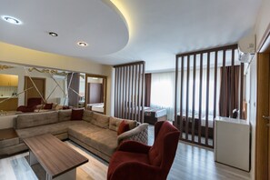 豪華套房 | 迷你吧、客房內保險箱、書桌、隔音