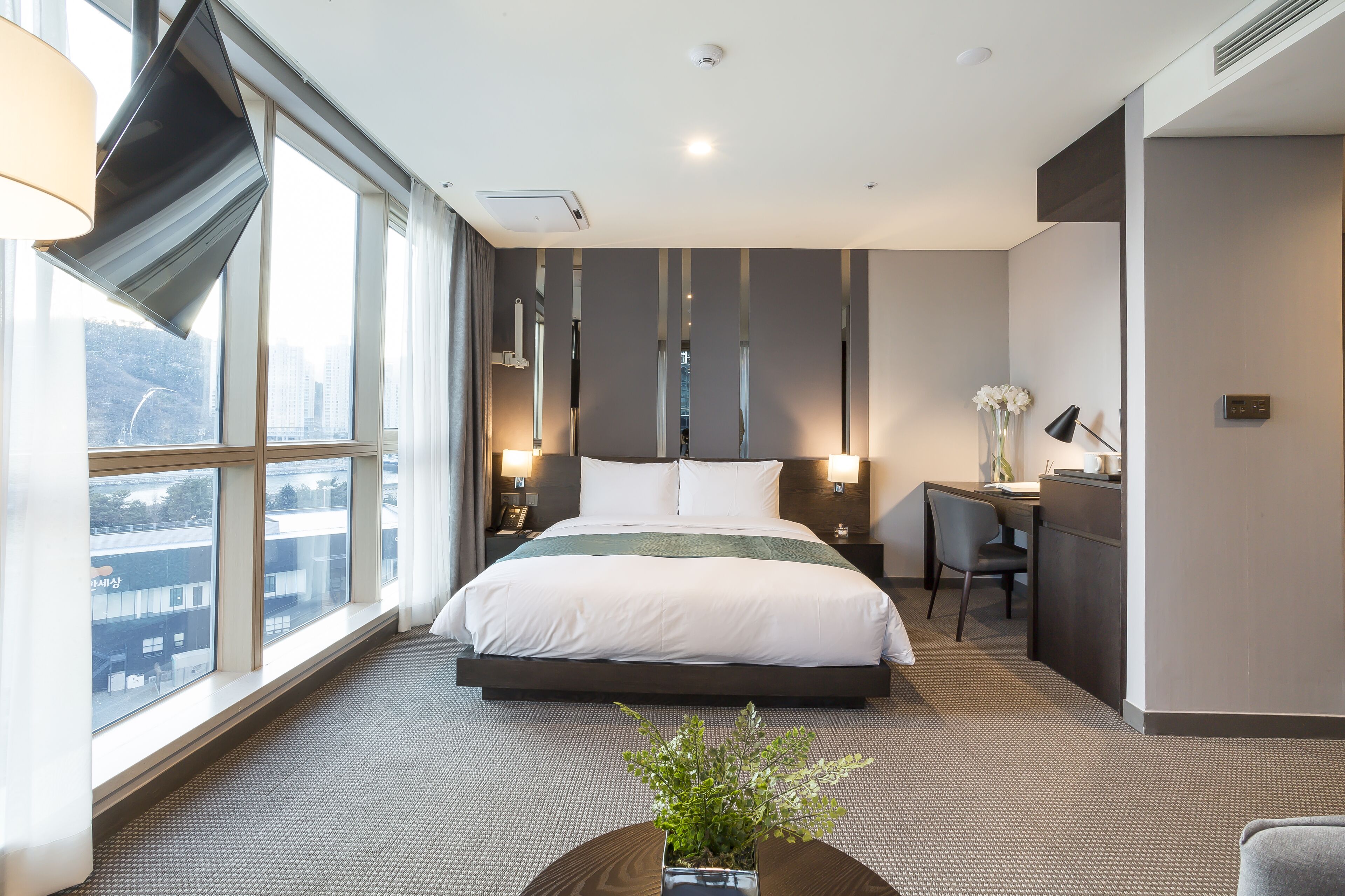 premier double room, 1 queen bed | in-room safe, desk, blackout curtains, soundproofing