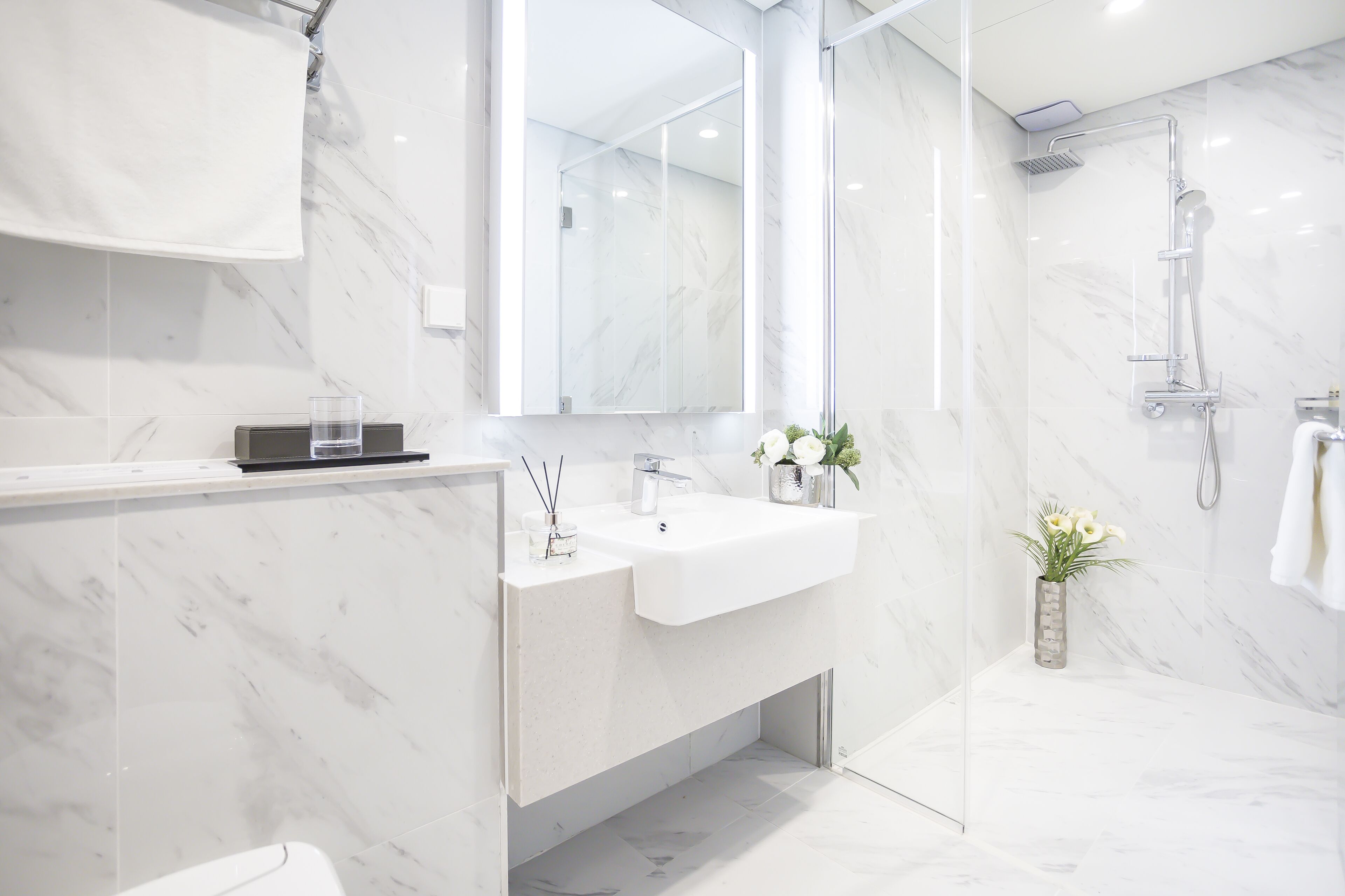 standard single room | bathroom | shower, hair dryer, dressing gowns, slippers