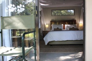 In-room safe, desk, bed sheets - Caprivi Mutoya Lodge & Campsite (Katima Mulilo)