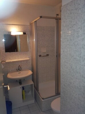 Apartment, 2 Schlafzimmer | Dusche im Bad