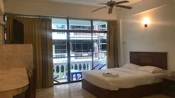 Standard Double Room with Balcony | Wi-Fi ฟรี