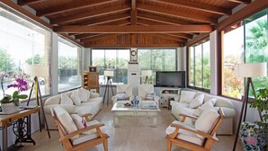 Lobby sitting area - Selvi Beach Hotel (Bodrum)