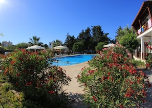 Seasonal outdoor pool, open 10:00 AM to 7:00 PM, pool umbrellas - Selvi Beach Hotel (Bodrum)