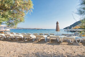 Privat strand, solsenger og parasoller
