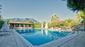 Seasonal outdoor pool, open 10:00 AM to 7:00 PM, pool umbrellas - Selvi Beach Hotel (Bodrum)