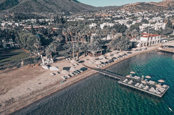 Private beach, sun-loungers, beach umbrellas - Selvi Beach Hotel (Bodrum)