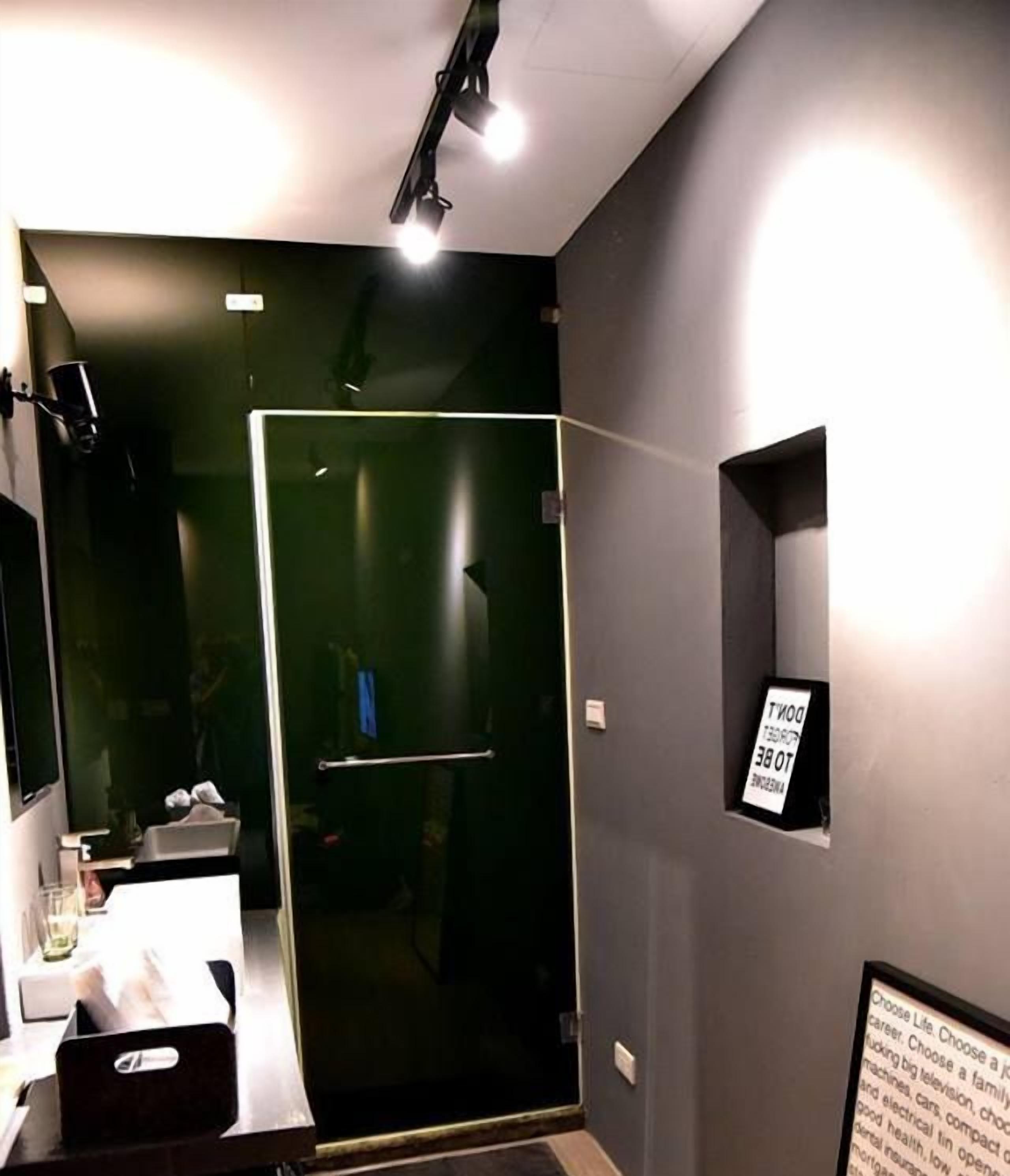 Comfort Suite, 1 Double Bed (3F) | Bathroom | Shower, rainfall showerhead, free toiletries, hair dryer