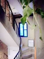 舒適套房, 1 張標準雙人床 (2F) | 樓梯