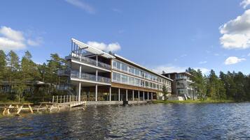 Vista frontal de la propiedad