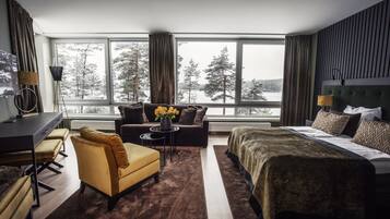 Suite junior, vista al lago | Cortinas blackout, insonorización y tabla de planchar con plancha