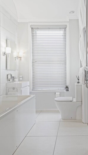 Kamar Double Deluks, ensuite, pemandangan kebun (Large,Goodwood) | Kamar mandi | Pancuran hujan, perlengkapan mandi desainer,  dan pengering rambut