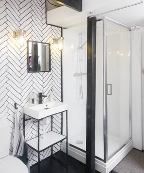 Rainfall showerhead, designer toiletries, hair dryer, towels