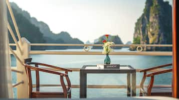 Suite with Balcony | Seprai antialergi, minibar, dan didekorasi berbeda-beda