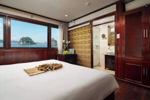 Hypo-allergenic bedding, minibar, individually decorated - Swan Cruises Halong (Ha Long)