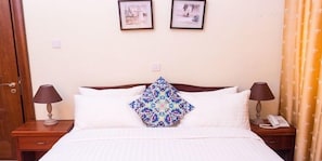 In-room safe, individually decorated, individually furnished, desk - Lake Bosumtwi Hotel & Apartments (Accra)