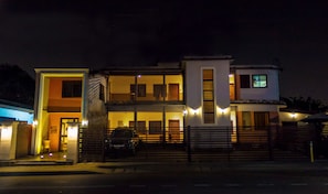 Bagian depan properti - sore/malam