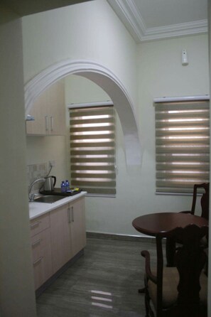 Studio Confort, 1 lit double, accessible aux personnes à mobilité réduite, non-fumeur | Coin cuisine privé