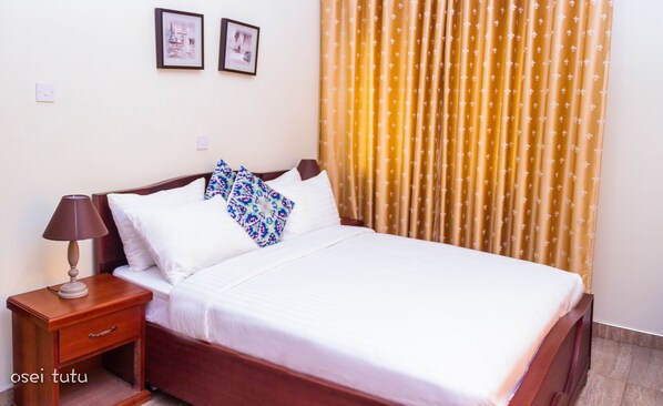 In-room safe, individually decorated, individually furnished, desk - Lake Bosumtwi Hotel & Apartments (Accra)
