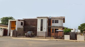 Free self-parking - Lake Bosumtwi Hotel & Apartments (Accra)