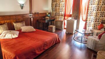 Family Suite | Minibar, in-room safe, desk, blackout drapes