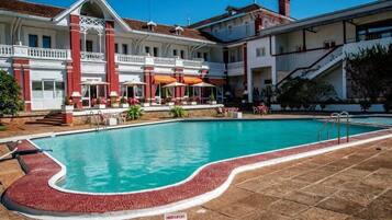 Outdoor pool, pool umbrellas, sun loungers