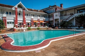 Outdoor pool, pool umbrellas, pool loungers - Hôtel des Thermes Antsirabe (Antsirabe)