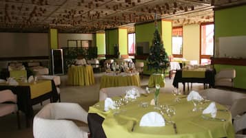 Sarapan dihidangkan, masakan tempatan dan antarabangsa, tepi kolam