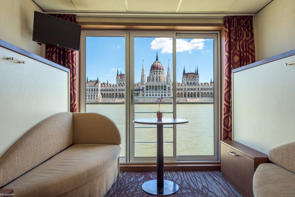 デラックス ダブルまたはツインルーム シングルベッド 2 台 | セーフティボックス (室内)、デスク、WiFi (無料)