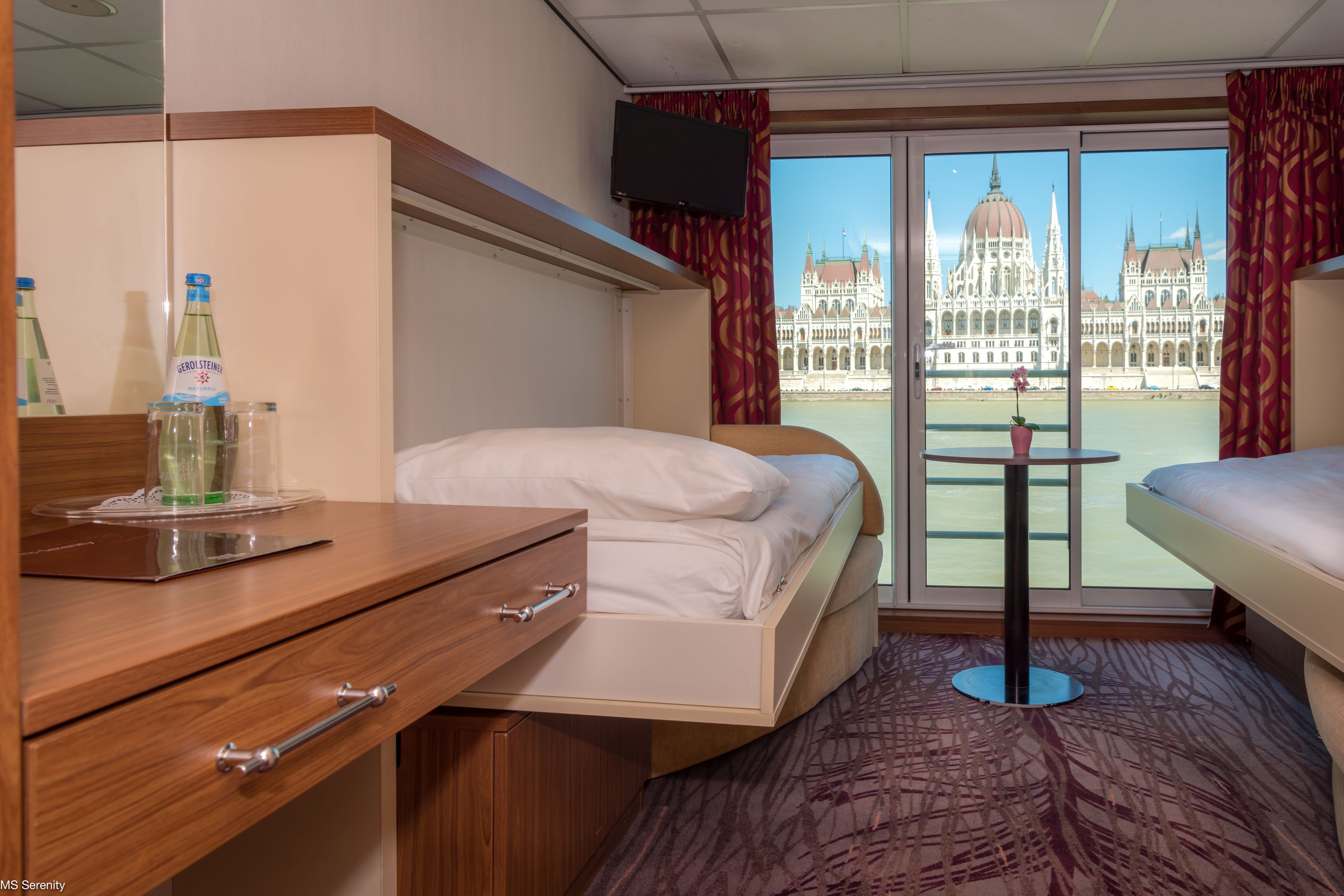 Deluxe kamer, 1 twee- of 2 eenpersoonsbedden, 2 eenpersoonsbedden | Een kluis op de kamer, een bureau, gratis wifi