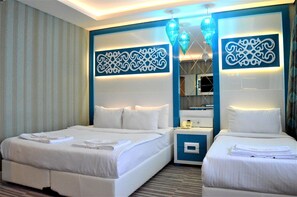 Familierom | Minibar, safe på rommet, skrivebord og blendingsgardiner