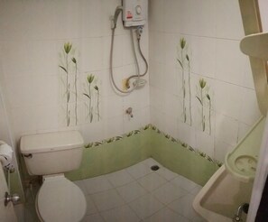 Standard-Doppelzimmer | Badezimmer | Dusche, kostenlose Toilettenartikel, Handtücher