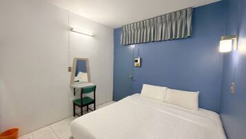 Standard Double Room | Bathroom | Shower, free toiletries, towels
