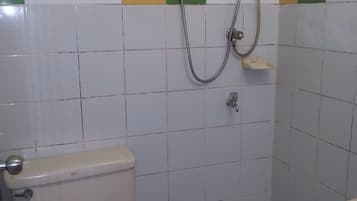 Quarto casal standard | Banheiro | Chuveiro, produtos de toalete grátis, toalhas de banho