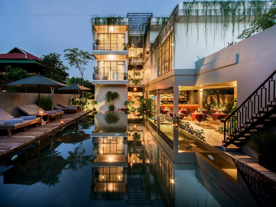 Piscina externa, funciona das 6h às 22h, guarda-sóis, espreguiçadeiras