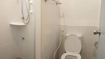 Standard Room | Bathroom | Shower, free toiletries, towels