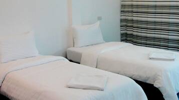 Standard Twin Room | Desk, free WiFi