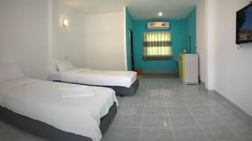 Standard Twin Room | Desk, free WiFi