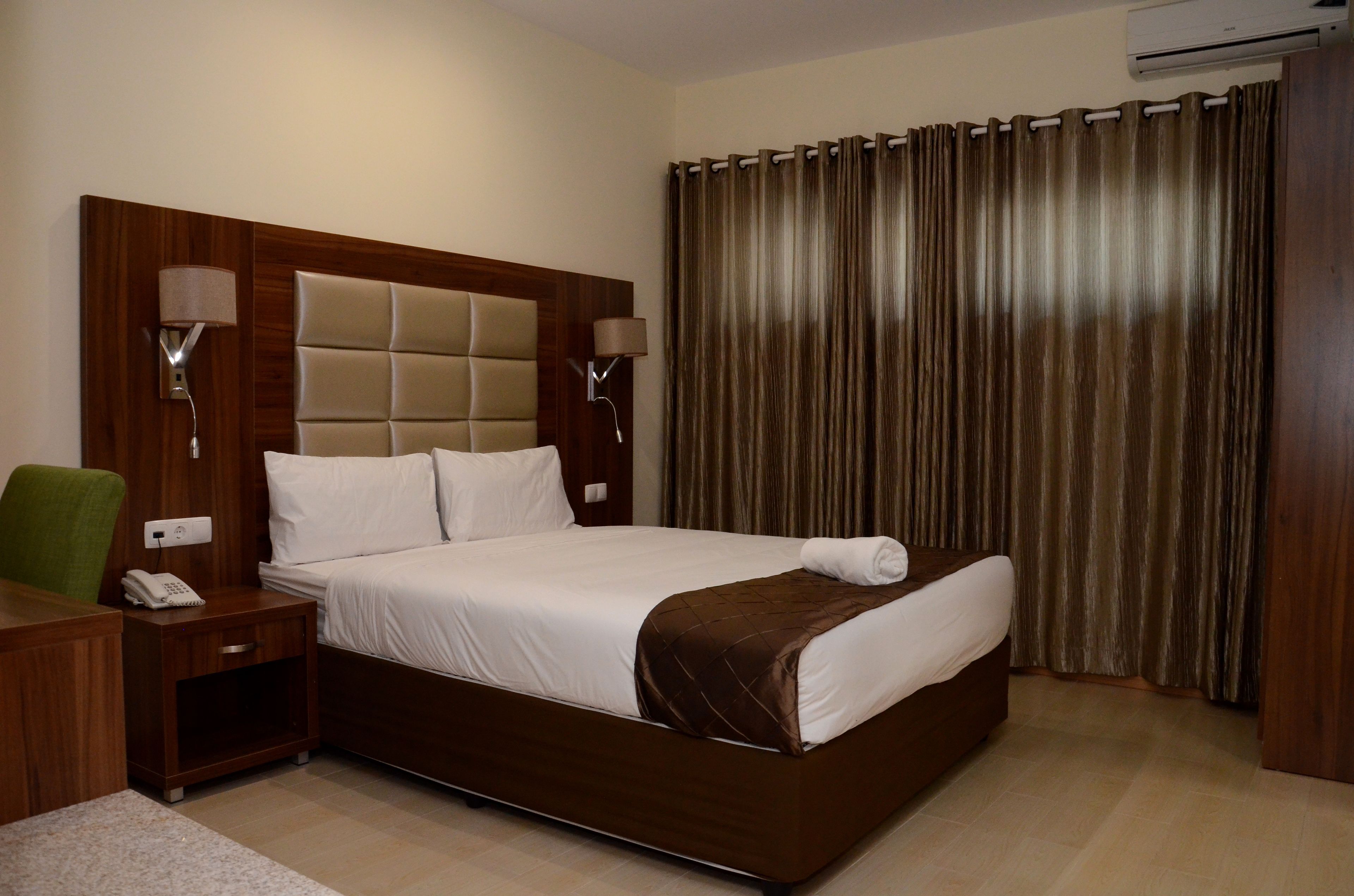 standard single room | in-room safe, desk, soundproofing, free wifi