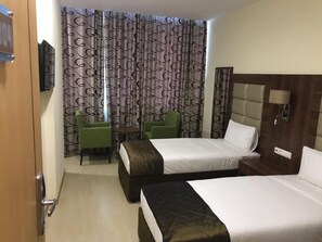In-room safe, desk, soundproofing, free WiFi - Blu Sky Hotel (Maputo)